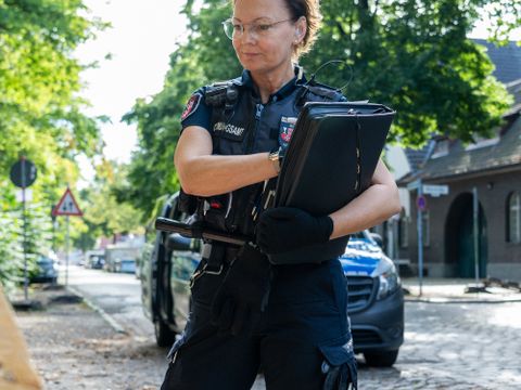 SoKo Müll - Kollegin protokolliert Müllfund