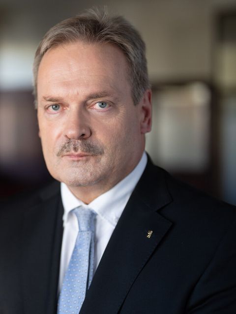 Herr Staatssekretär Dirk Feuerberg