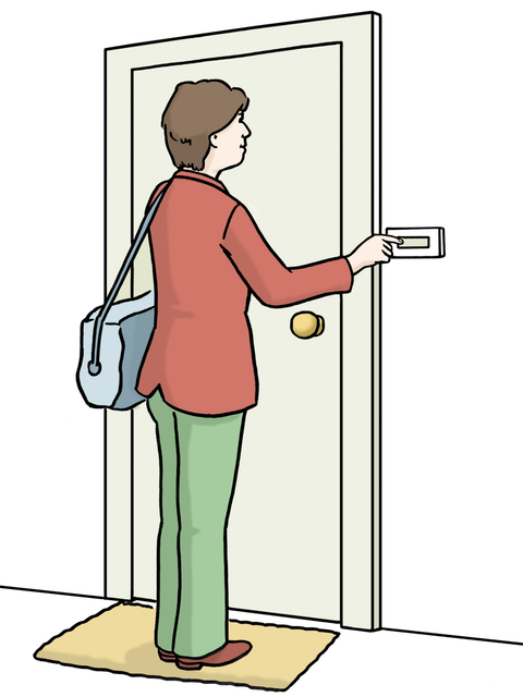 Eine Frau steht vor einer Tür und klingelt 