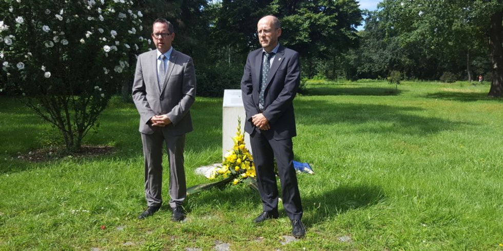 Bezirksbürgermeister Oliver Igel und BVV-Vorsteher Peter Groos an der Gedenktafel auf dem Friedhof Baumschulenweg