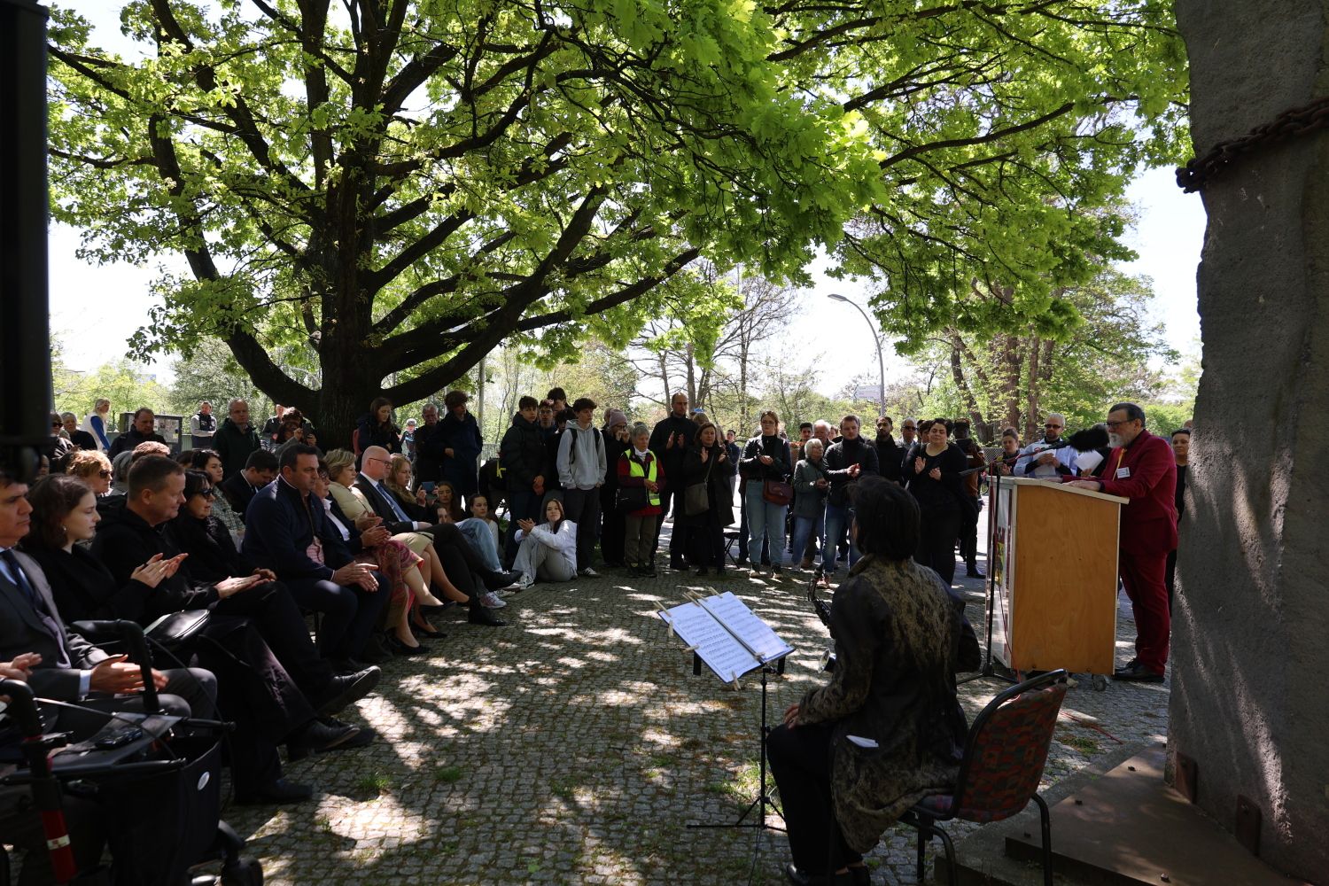 8. Mai 2023: Thomas Schleissing-Niggemann, Vorsitzender der Initiative KZ-Außenlager Lichterfelde e.V., wendet sich an die Besucherinnen und Besucher der Gedenkveranstaltung