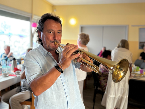 Der Musiker Kiry Janev lockte mit seinen Rhythmen immer wieder die Senior*innen zahlreich auf die Tanzfläche