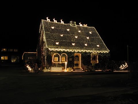 Ein Haus mit Weihnachtlichen Lichtern geschmückt