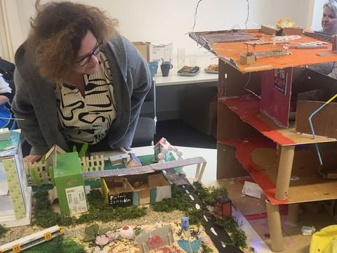 Camilla Schuler vor den Ergebnissen des Minetest-Projektes