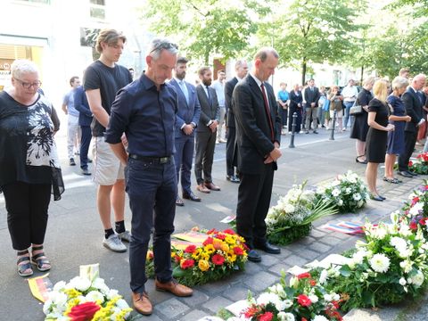 BAB Frank Ebert bei der Kranzniederlegung am Peter-Fechter-Denkmal in der Zimmerstraße in Berlin-Mitte