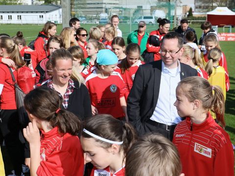 Bildvergrößerung: Frauen - Fussball - Feiertag 2015 mit Bezirksbürgermeister Oliver Igel