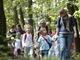 Freiwillige bei einem Spaziergang mit Kindern durch den Wald