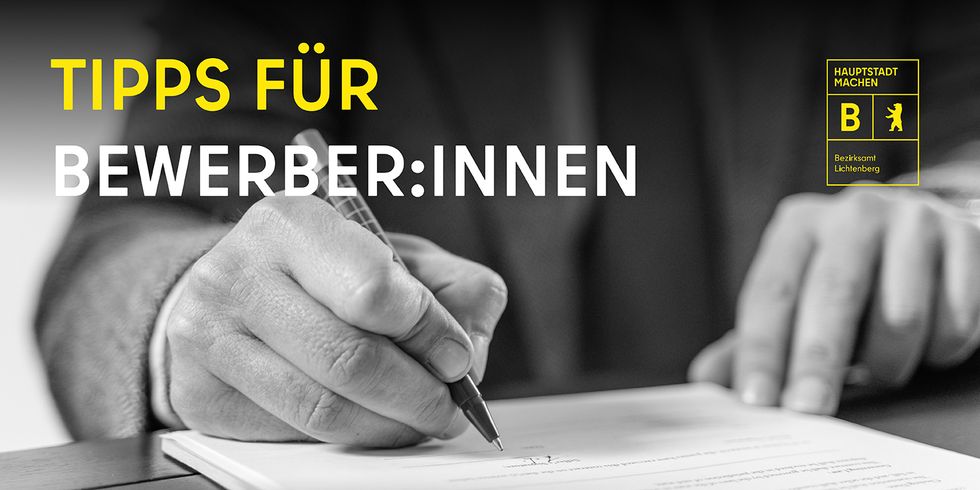 Person unterschreibt Dokument, Schrift im Bild Tipps für Bewerber:innen