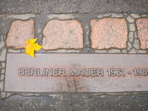 Tafel auf dem Weg mit der Schrift Berliner Mauer 1961-1989