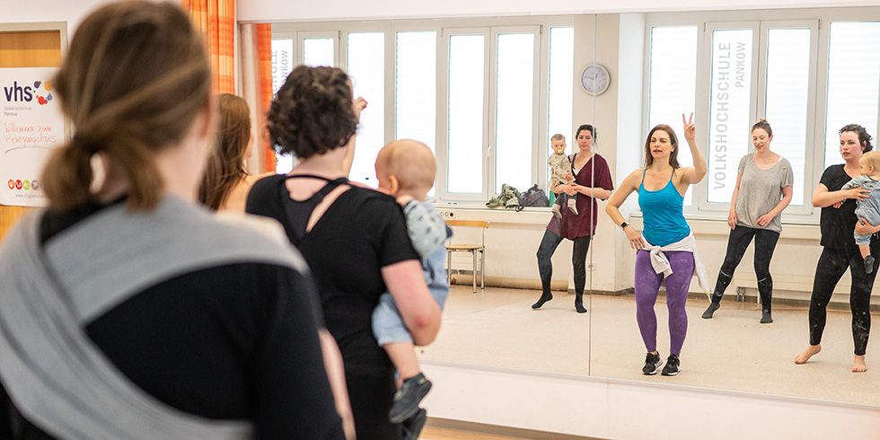 Annemary Kopp in Aktion im Kurs Latin Dance - Tanzfitness mit Baby.
