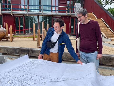 Leon Ludloff und Markus Tegeler vor den Plänen für das Holzhaus