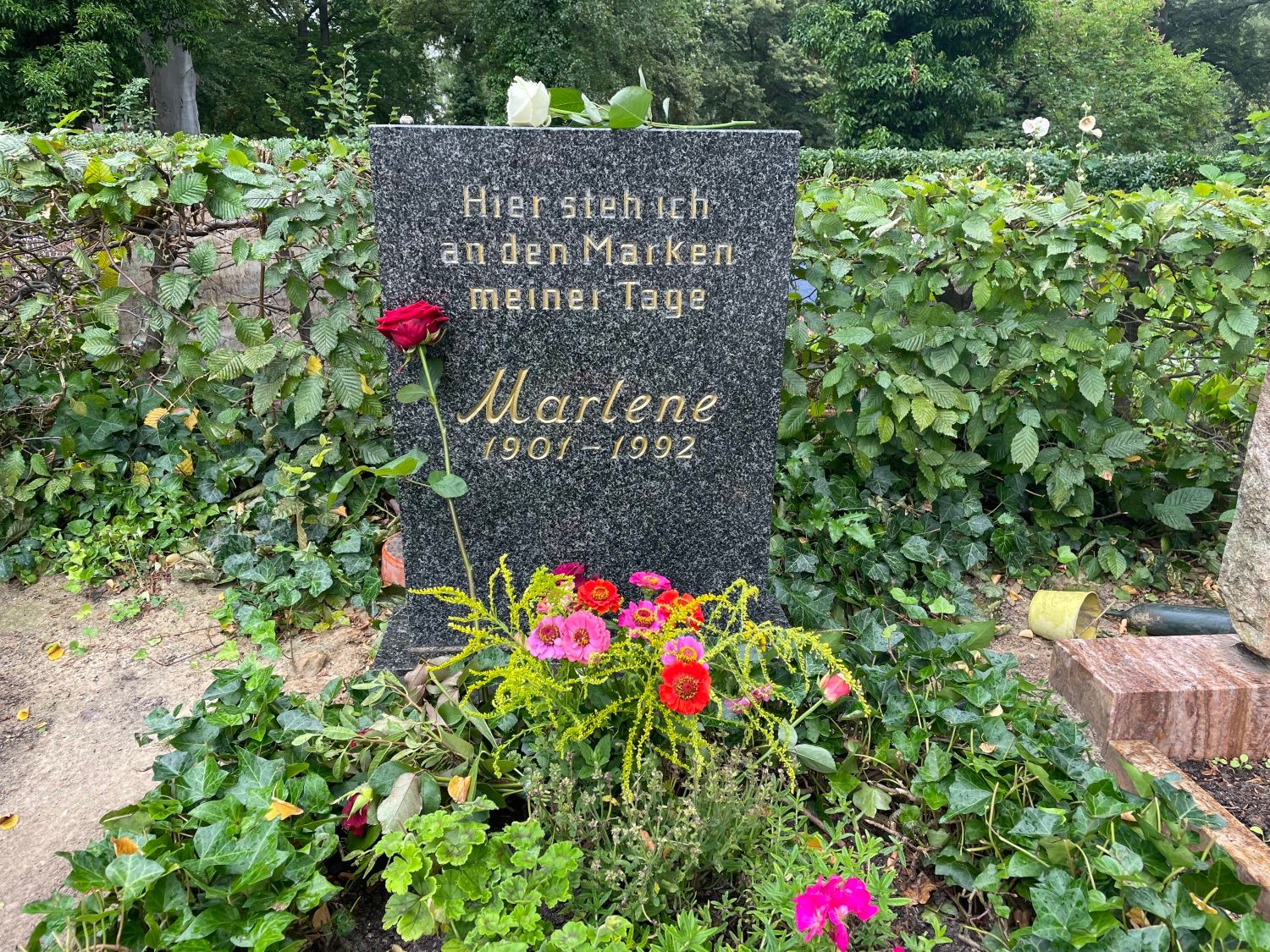 Marlene Dietrich starb 1992 in Paris, es war ihr Wunsch, auf dem Friedhof in Friedenau beigesetzt zu werden