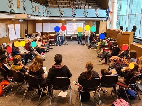 Die Schülervertreter*innen der Grundschulen in Friedrichshain-Kreuzberg bei ihrer Zusammenkunft im BVV-Saal im Rathaus Kreuzberg