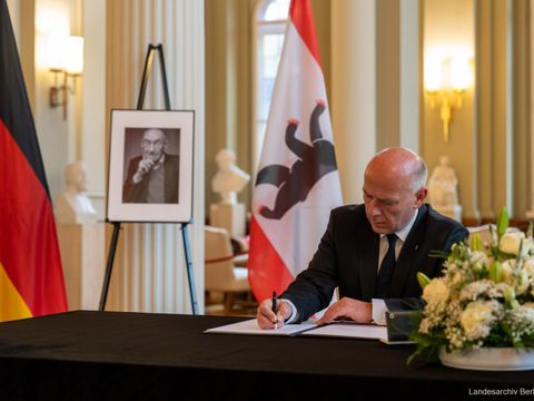 Eintrag in das Kondolenzbuch zu Ehren des Ehrenbürgers der Stadt Berlin Herrn Edzard Reuter von Präsidentin des Abgeordnetenhauses Cornelia Seibeld und Regierendem Bürgermeister Kai Wegner im Säulensaal, Rotes Rathaus