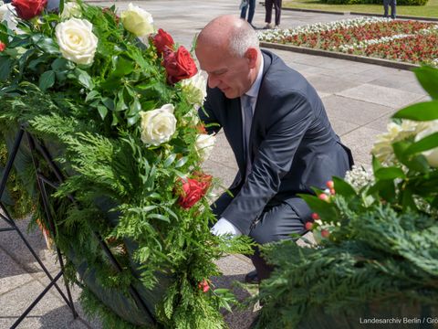 Kranzniederlegung zum 79. Jahrestag zum Ende des Zweiten Weltkriegs