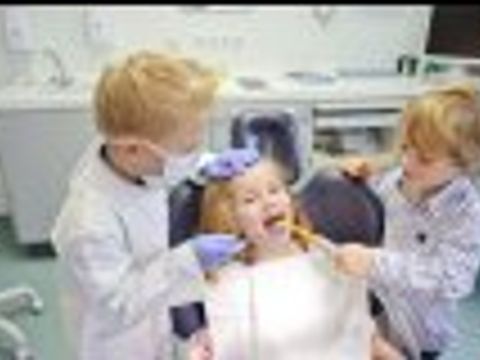 Kinder spielen Zahnarzt