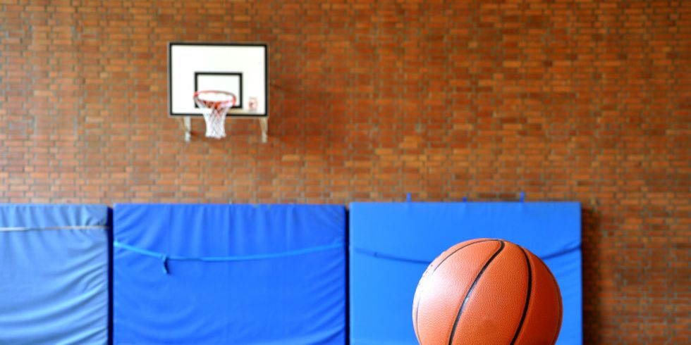 Basketball in einer Turnhalle