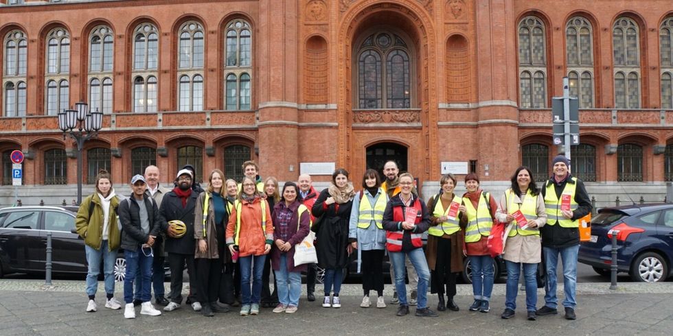 Beschäftigte des Bezirksamts Friedrichshain-Kreuzberg am Aktionstag des Berliner Beratungszentrums für Migration und Gute Arbeit (BEMA)