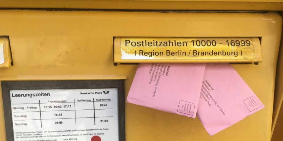 Briefwahlunterlagen werden in den Briefkasten geworfen