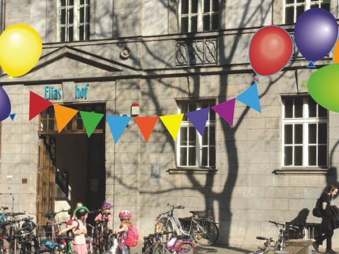 Foto Eliashofeingang mit Luftballons