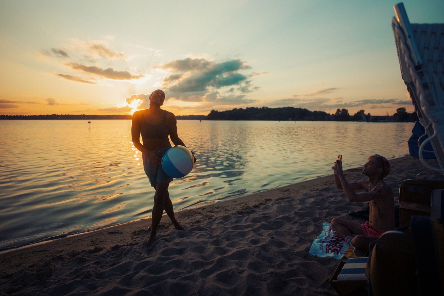 Titel: Kiezkampagne 2024 (Junge Leute bei Sonnenuntergang im Strandbad Wannsee)