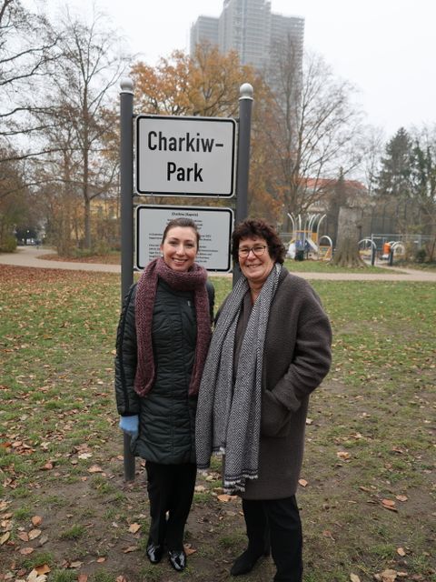 Nach den Dreharbeiten: Bezirksbürgermeisterin Maren Schellenberg (rechts) mit Vira Lytovchenko