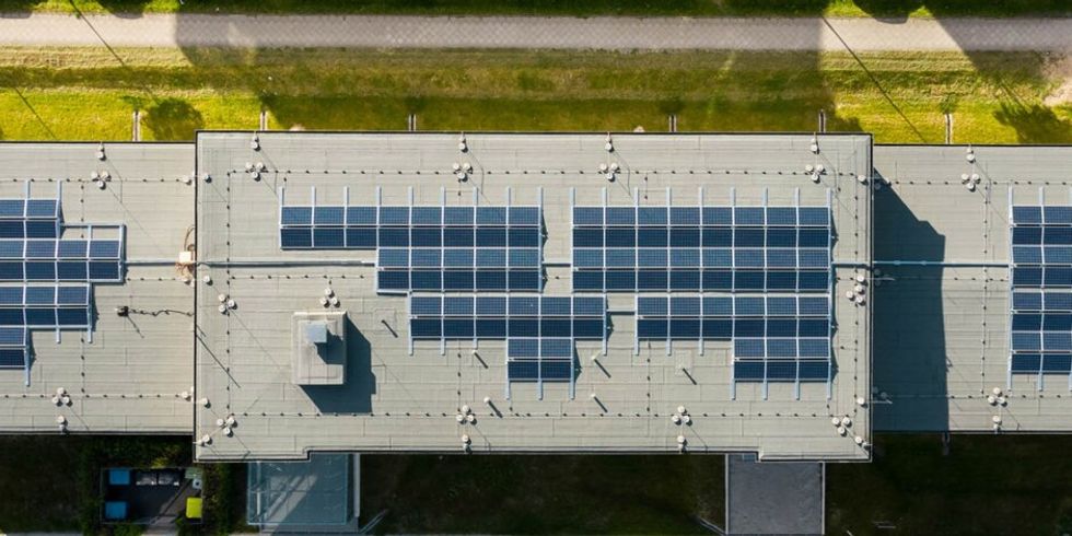 Solaranlage auf dem Dach des Jugenamts Trepow-Köpenick, Foto von oben