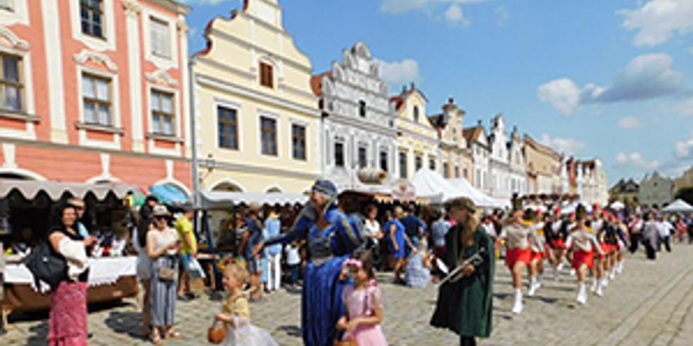 Festumzug auf dem Marktplatz Zacharias von Neuhaus in Telc