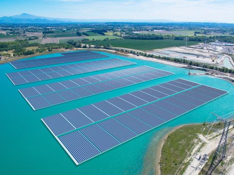 Annimation einer auf einem See schwimmenden Solaranlage in Piolenc, Frankreich, bestehend aus 17 MW Modulen.