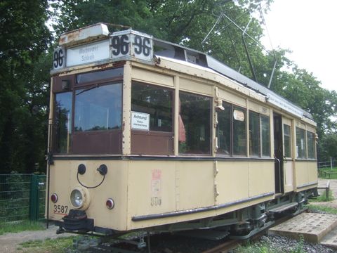 Eine historische Straßenbahn