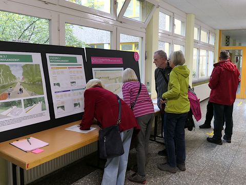 Station zur Beteiligung an der Gestaltung des Noerdlichen Rieselfeldabfanggrabens als Teil des Gruenen Rings in Staaken