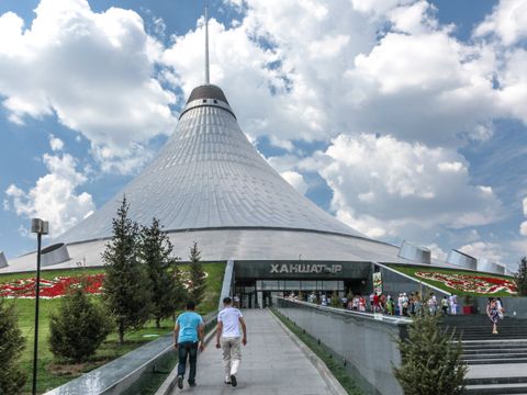 Das größte Zelt der Welt - das Khan Shatyr (kasachisch für "königliches Zelt") wurde von Norman Foster erbaut. Es ist eines der neuen markantesten Bauwerke von Nur-Sultan.