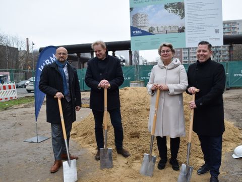 Steffen Helbig (WBM-Geschäftsführer), Bezirksstadtrat Ephraim Gothe, Senatsbaudirektorin Petra Kahlfeldt und WBM-Geschäftsführer Lars Dormeyer beim Spatenstich für das WBM-Neubauprojekt an der Köpenicker Straße