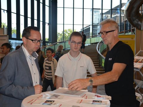 Bildvergrößerung: Bezirksbürgermeister Igel besucht den Ausbildungstag 2016