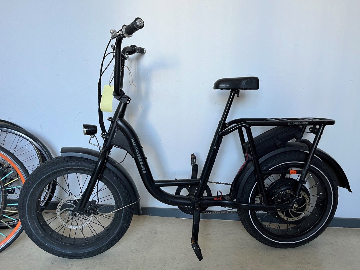 Schwarzes E-Bike