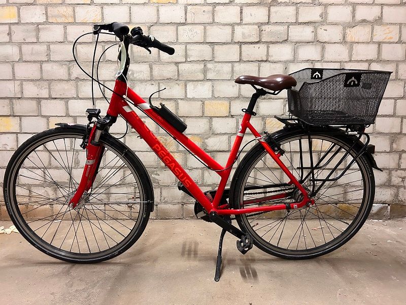 Rotes Damenfahrrad