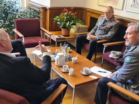 Bezirksbürgermeisterin Kirstin Bauch und Stadtrat Detlef Wagner im Gespräch mit Brigadegeneral Jürgen Karl Uchtmann und Oberstleutnant der Reserve Christoph Max vom Hagen