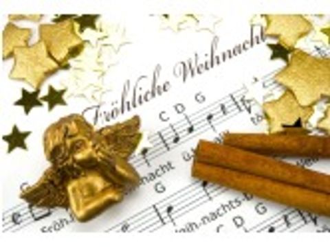 Weihnachtsmusik auf einem Notenblatt mit Weihnachtsschmuck