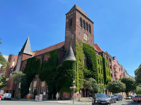 Die imposante Osterkirche an einem sonnigen Sommertag. die Fassage ist mit Pflanzen bewachsen.