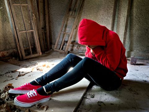 Verzweifelter Teenager sitzt auf dem Boden