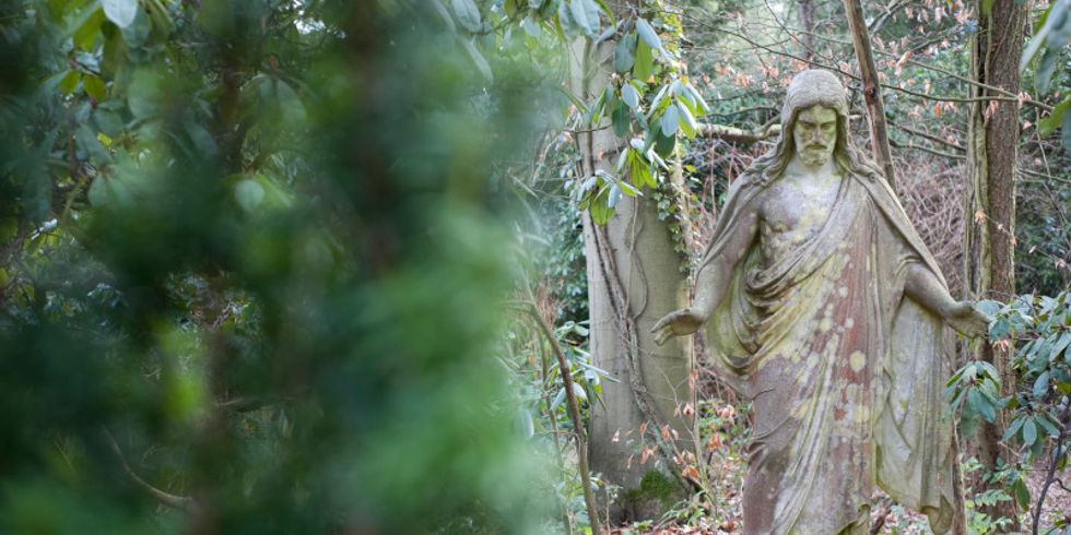 Steinfigur Jesus auf Friedhof