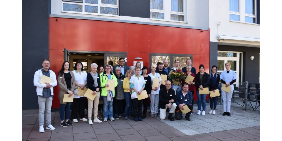 2023-04-12-pm-bezirkstaler_michal-grunst-kevin-hoenicke-und-philipp-cache-mit-den-pflegekraeften-des-fse-kaethe-kern-ba-lichtenberg.jpg