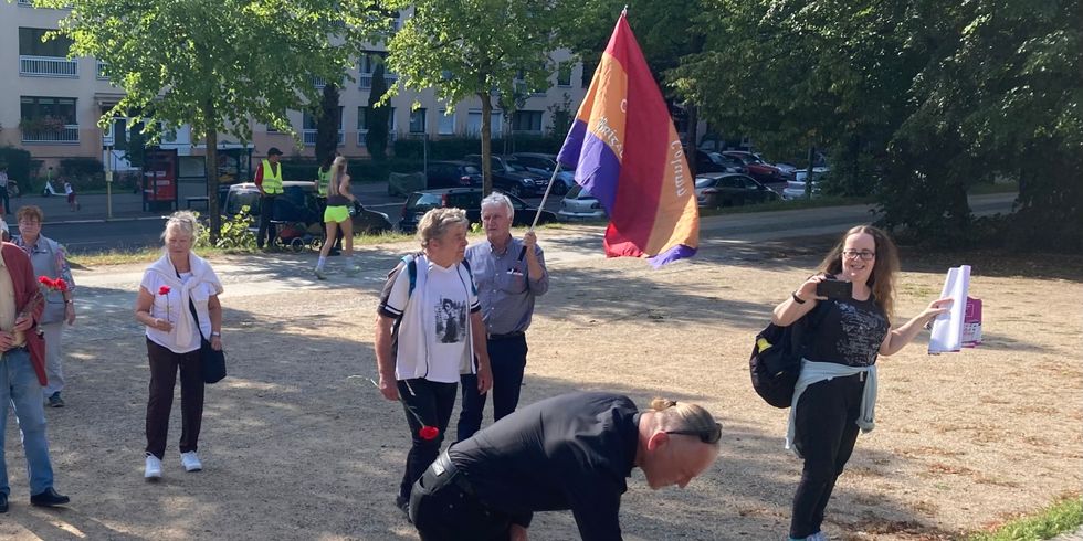 Stellvertretende Bezirksbürgermeister Oliver Nöll begrüßt internationalen Gäste am Spanienkämpferdenkmal