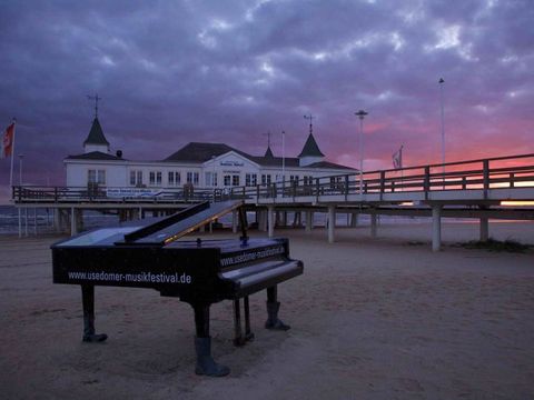 Strandflügel an der Seebrücke Ahlbeck im Sonnenuntergang