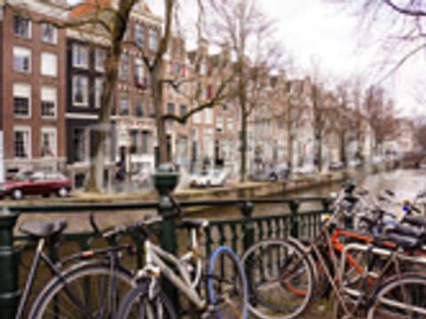 Fahrräder an einer Gracht (Kanal) in Amsterdam