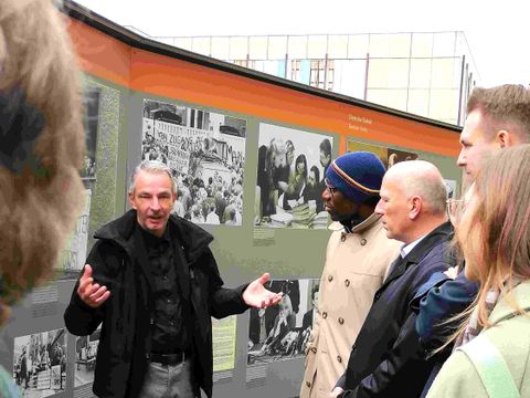 BAB Frank Ebert erläutert den Besuchern die Ausstellungstafeln 