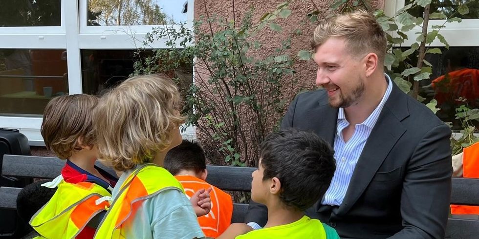 Bezirksstadtrat für Jugend, Familie und Gesundheit, Max Kindler im Gespräch mit Kindern während der Wiedereröffnung der Kita Colbestraße