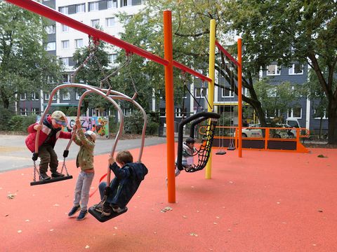 Schaukeln für verschiedene Bedürfnisse auf dem inlusiven Spielplatz Krautstraße