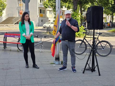 Jan Buder mit der Bezirksstadträtin Filiz Keküllüoğlu bei der Fahnenhissung anlässlich des diesjährigen IDAHOBIT.