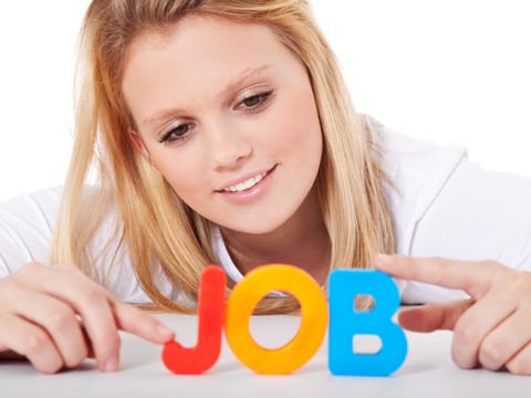 Eine Frau bildet aus Buchstaben das Wort Job